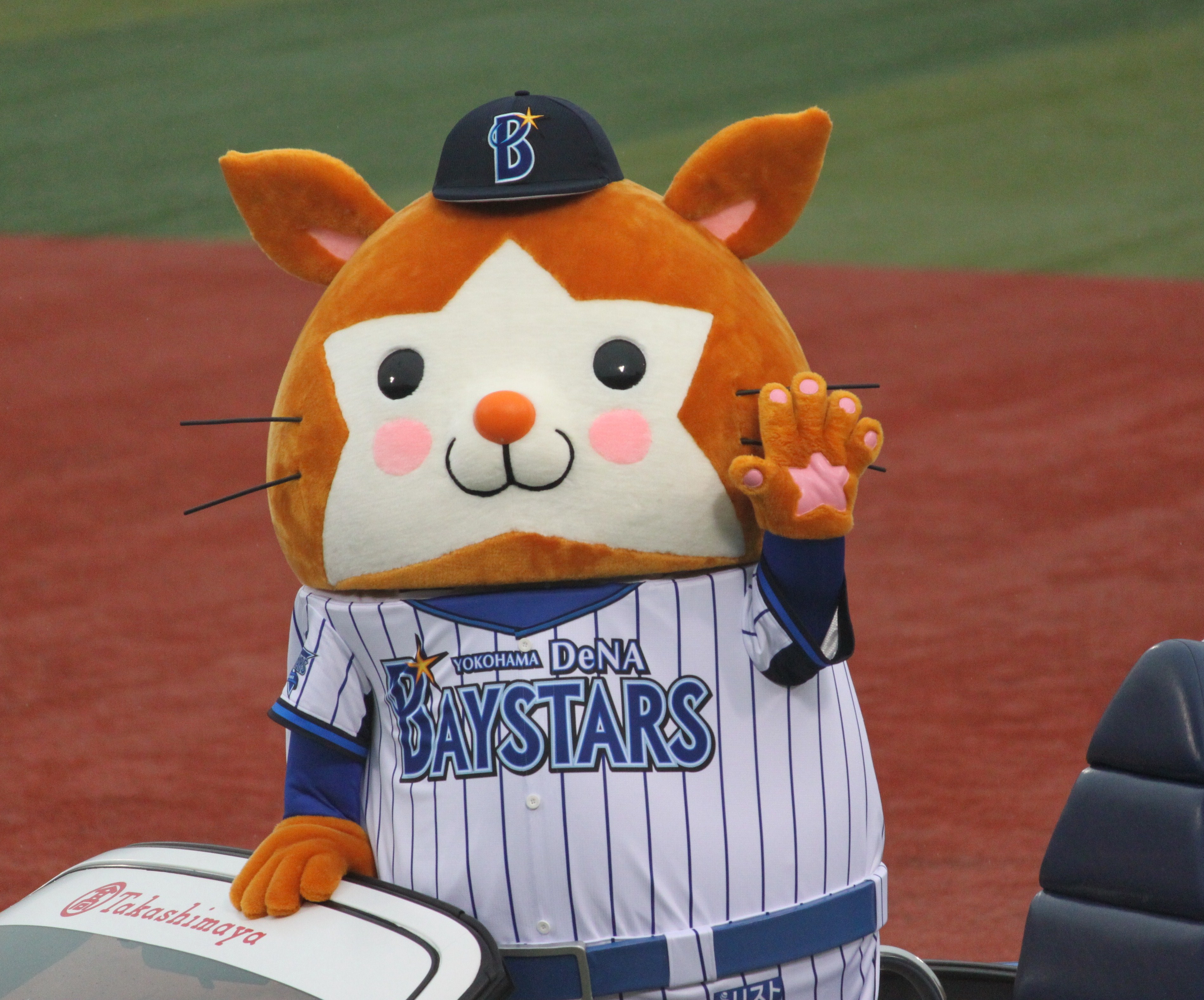 20120318_DB.Starman,_mascot_of_the_Yokohama_DeNA_BayStars,_at_Yokohama_Stadium